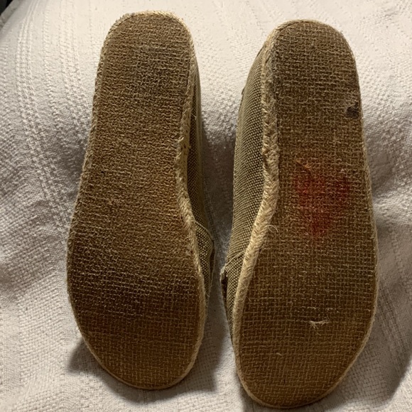 UGA GA Bulldogs Embroidered Logo Slip On Espadrilles - Picture 9 of 10